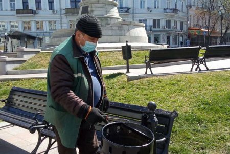 Озеленители «Горзелентреста» не прекращают приводить в порядок парки и скверы в условиях карантина