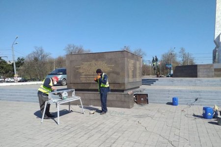 Коммунальщики регулярно проводят подрезку деревьев, ремонт и уборку: крупный мусор горожан просят вывозить на спецплощадки (фото)