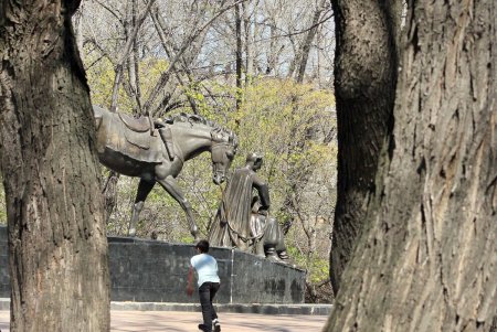 В масках – лишь единицы: одесситы гуляют в центре города, игнорируя рекомендации оставаться дома (фоторепортаж)