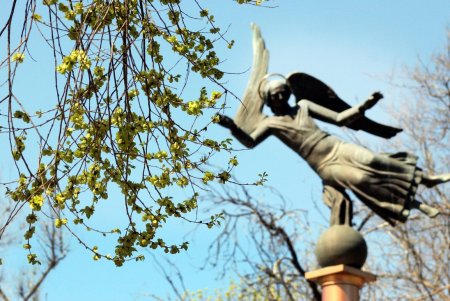 В масках – лишь единицы: одесситы гуляют в центре города, игнорируя рекомендации оставаться дома (фоторепортаж)