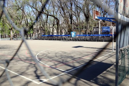 В масках – лишь единицы: одесситы гуляют в центре города, игнорируя рекомендации оставаться дома (фоторепортаж)