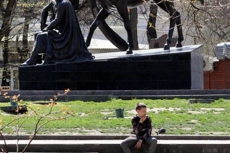 В масках – лишь единицы: одесситы гуляют в центре города, игнорируя рекомендации оставаться дома (фоторепортаж)