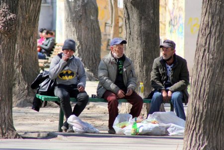 В масках – лишь единицы: одесситы гуляют в центре города, игнорируя рекомендации оставаться дома (фоторепортаж)
