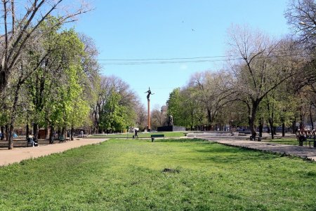В масках – лишь единицы: одесситы гуляют в центре города, игнорируя рекомендации оставаться дома (фоторепортаж)