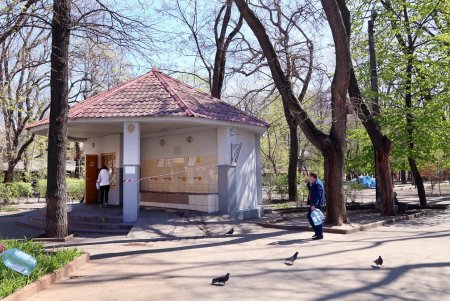 В масках – лишь единицы: одесситы гуляют в центре города, игнорируя рекомендации оставаться дома (фоторепортаж)
