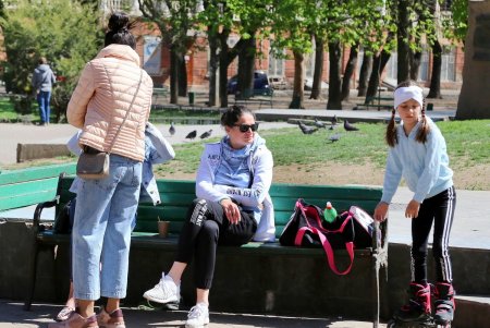 В масках – лишь единицы: одесситы гуляют в центре города, игнорируя рекомендации оставаться дома (фоторепортаж)