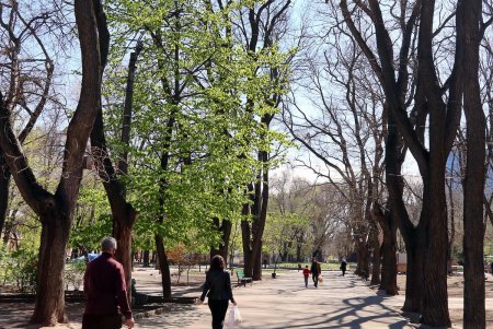 В масках – лишь единицы: одесситы гуляют в центре города, игнорируя рекомендации оставаться дома (фоторепортаж)