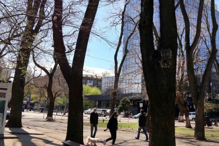 В масках – лишь единицы: одесситы гуляют в центре города, игнорируя рекомендации оставаться дома (фоторепортаж)