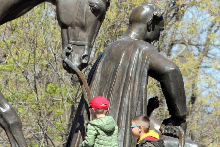 В масках – лишь единицы: одесситы гуляют в центре города, игнорируя рекомендации оставаться дома (фоторепортаж)