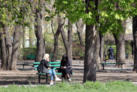 В масках – лишь единицы: одесситы гуляют в центре города, игнорируя рекомендации оставаться дома (фоторепортаж)