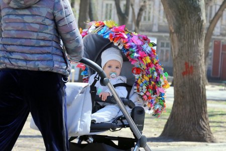 В масках – лишь единицы: одесситы гуляют в центре города, игнорируя рекомендации оставаться дома (фоторепортаж)