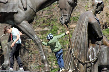В масках – лишь единицы: одесситы гуляют в центре города, игнорируя рекомендации оставаться дома (фоторепортаж)