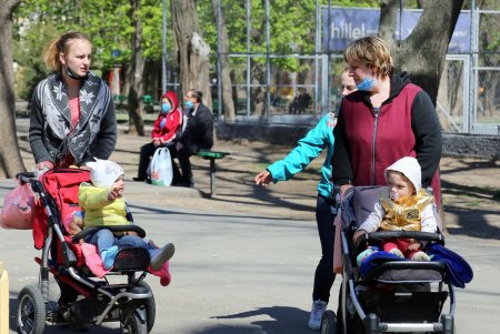 В масках – лишь единицы: одесситы гуляют в центре города, игнорируя рекомендации оставаться дома (фоторепортаж)