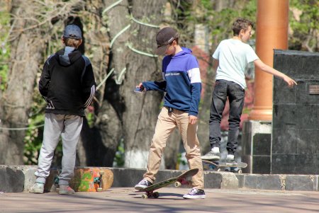 В масках – лишь единицы: одесситы гуляют в центре города, игнорируя рекомендации оставаться дома (фоторепортаж)