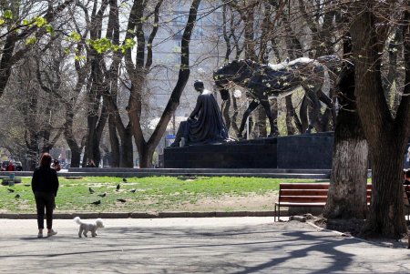 В масках – лишь единицы: одесситы гуляют в центре города, игнорируя рекомендации оставаться дома (фоторепортаж)