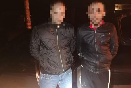 На Таирова двое неизвестных избили мужчину и силой увезли его в своем авто (фото)