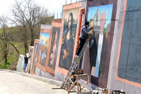 Репродукции известных картин украшают спуск к Трассе здоровья (фоторепортаж)