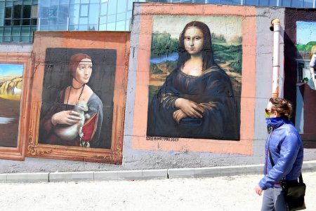 Репродукции известных картин украшают спуск к Трассе здоровья (фоторепортаж)
