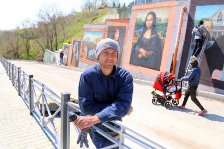 Репродукции известных картин украшают спуск к Трассе здоровья (фоторепортаж)