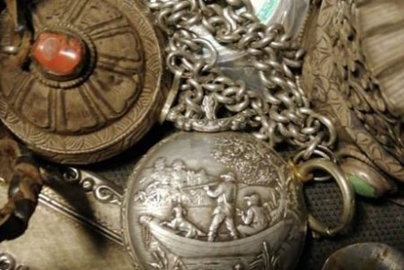 Пассажир парома пытался вывезти из Черноморска в Батуми два чемодана антиквариата (фото)