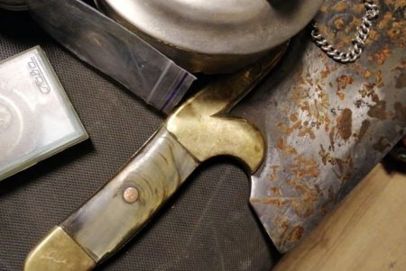 Пассажир парома пытался вывезти из Черноморска в Батуми два чемодана антиквариата (фото)