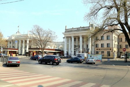 Одесса на карантине: всегда многолюдная Привокзальная площадь - опустела (фоторепортаж)
