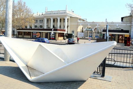 Одесса на карантине: всегда многолюдная Привокзальная площадь - опустела (фоторепортаж)