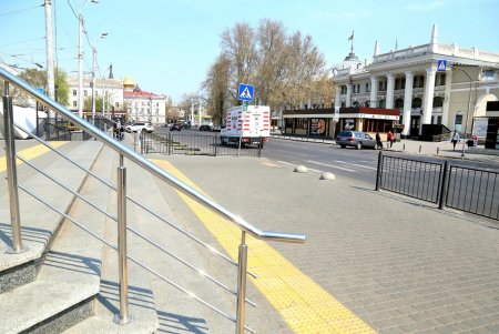 Одесса на карантине: всегда многолюдная Привокзальная площадь - опустела (фоторепортаж)