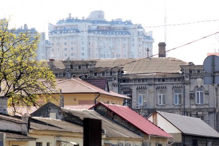 Одесса на карантине: всегда многолюдная Привокзальная площадь - опустела (фоторепортаж)