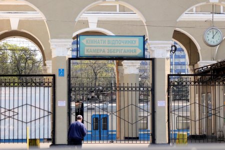 Одесса на карантине: всегда многолюдная Привокзальная площадь - опустела (фоторепортаж)