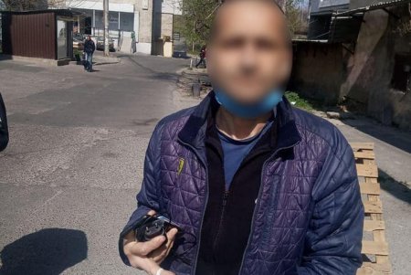 Преступление по правилам карантина: в Малиновском районе правонарушитель разгуливал в маске, но с полной сумкой наркотиков 