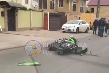 На Дмитрия Донского мотоциклист не справился с управлением и попал в ДТП (фото)