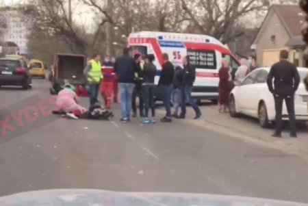 На Дмитрия Донского мотоциклист не справился с управлением и попал в ДТП (фото)