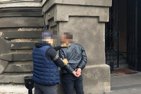 Пытались привлечь к ответственности и требовали пять тысяч долларов: двоим одесским полицейским грозит 10 лет тюрьмы (фото)