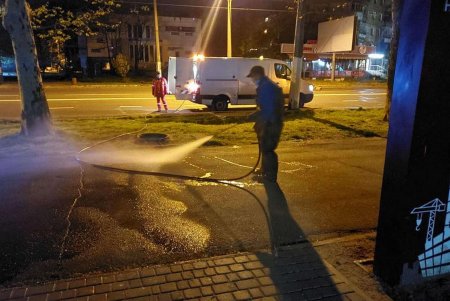 Коммунальщики начинают мыть магистральные улицы города для улучшения эпидситуации по COVID-19 (фото, видео)