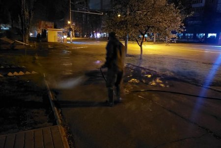 Коммунальщики начинают мыть магистральные улицы города для улучшения эпидситуации по COVID-19 (фото, видео)