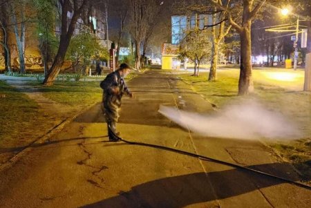 Коммунальщики начинают мыть магистральные улицы города для улучшения эпидситуации по COVID-19 (фото, видео)