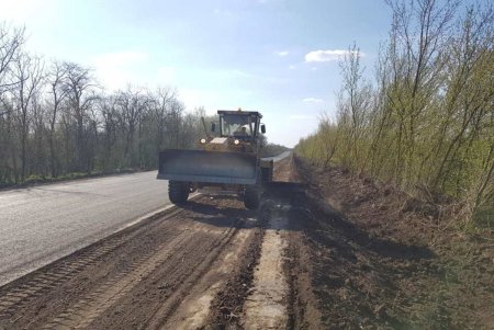 На юге Одесского региона ведутся дорожные работы на трассе, соединяющей три района области (фото)