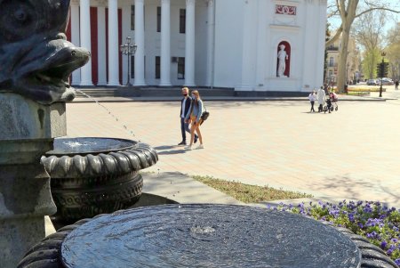 В центре Одессы заработали первые фонтаны (фоторепортаж)