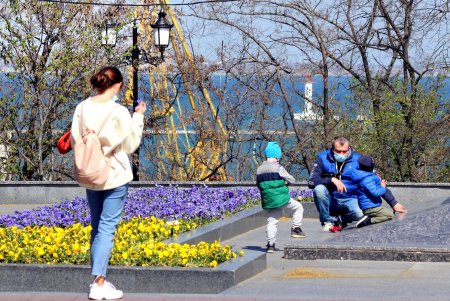 Улицы и зеленые зоны города украсили цветочные орнаменты (фоторепортаж)