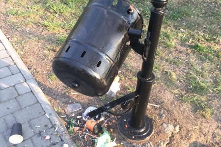 В парке Шевченко в пасхальную ночь вандалы сломали три мусорные урны