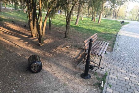 В парке Шевченко в пасхальную ночь вандалы сломали три мусорные урны