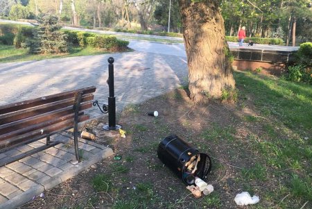 В парке Шевченко в пасхальную ночь вандалы сломали три мусорные урны
