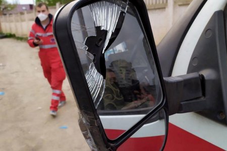 На улице Композитора Глинки мужчина под воздействием наркотиков разбил стекло в машине скорой и попытался напасть на человека (фото)