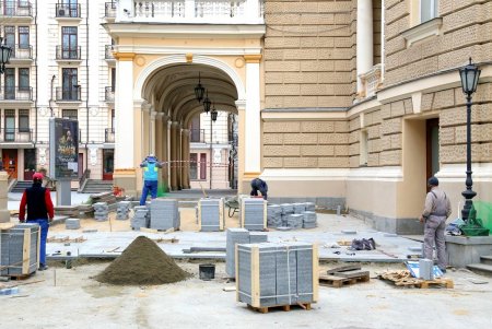 В сквере Пале-Рояль меняют дорожное покрытие (фоторепортаж)