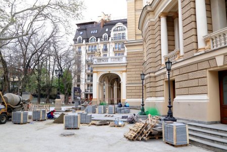 В сквере Пале-Рояль меняют дорожное покрытие (фоторепортаж)