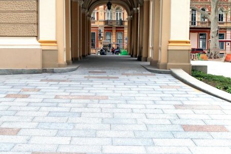В сквере Пале-Рояль меняют дорожное покрытие (фоторепортаж)