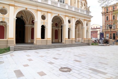 В сквере Пале-Рояль меняют дорожное покрытие (фоторепортаж)