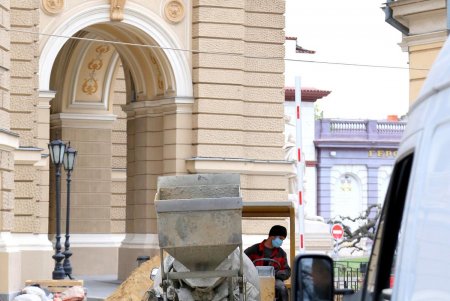 В сквере Пале-Рояль меняют дорожное покрытие (фоторепортаж)