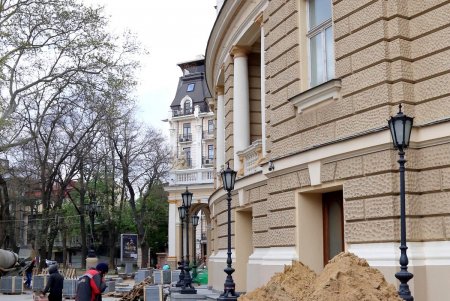 В сквере Пале-Рояль меняют дорожное покрытие (фоторепортаж)